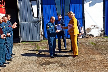 Депутат поздравила сотрудников пожарно-спасательной части в Новосергиевке